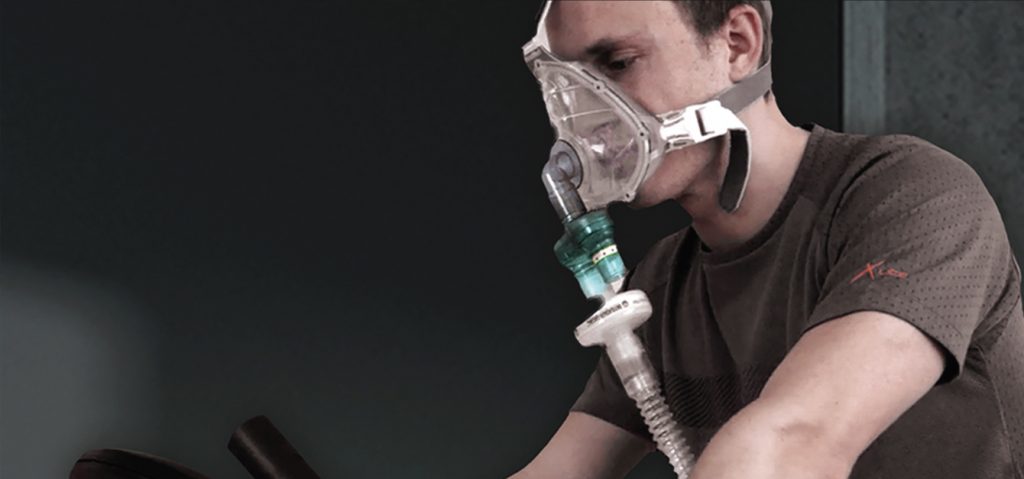 Mann mit IHHT-Maske trainiert