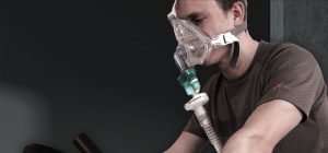 Mann mit IHHT-Maske trainiert